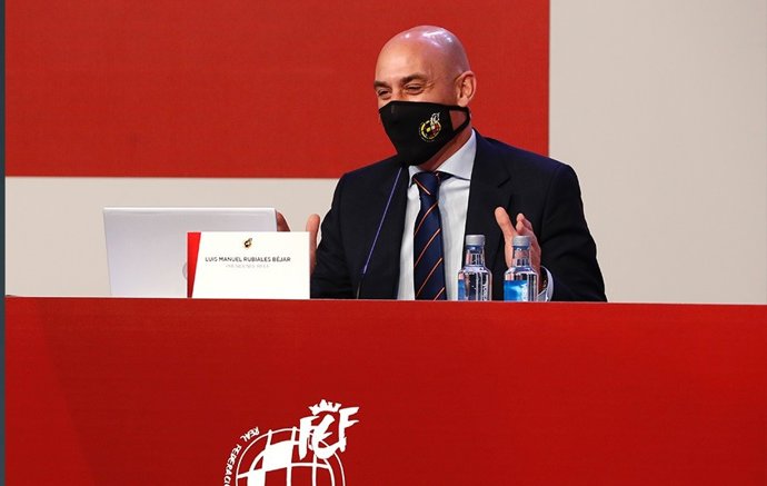 Archivo - Luis Rubiales durante una Asamblea General Extraordinaria de la RFEF