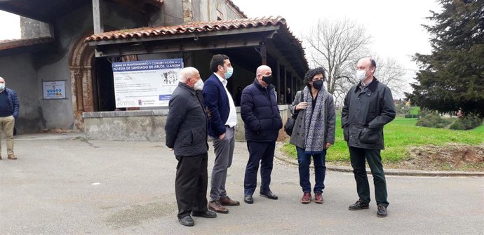 La consejera de Cultura, Berta Piñán, visita la iglesia Santiago de Arlós en Llanera