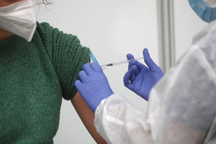 Un treballadora sanitria subministra la vacuna contra el coronavirus (Arxiu)