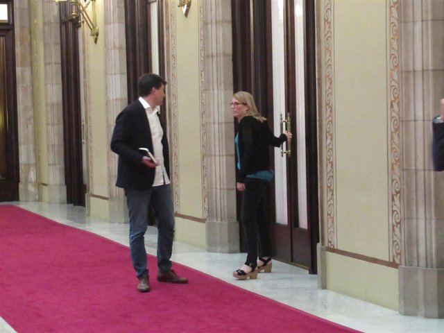 Archivo - La consellera Elsa Artadi y Sergi Sabrià (ERC)