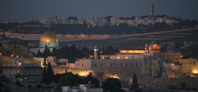Archivo - Vista panorámica de la Explanada de las Mezquitas y la Mezquita de Al Aqsa de Jerusalén.