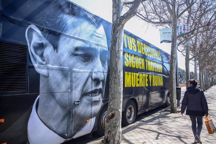 Un autobús de la Asociación de Víctimas y Afectados por el Coronavirus (ANVAC), frente a la Delegación del Gobierno en Madrid (España), a 11 de marzo de 2021. ANVAC ha presentado este jueves ante la Delegación del Gobierno un autobús con un retrato del 