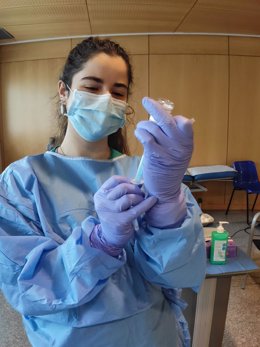 Una enfermera riojana prepara una dosis de la vacuna contra el COVID-19