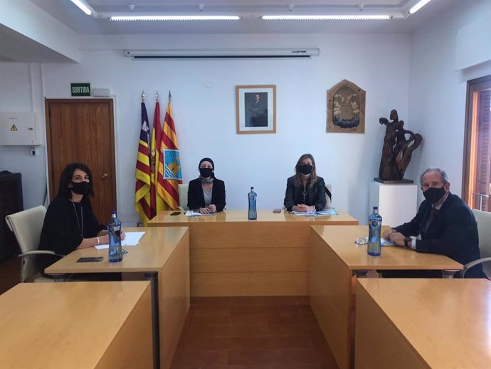 La presidenta del Consell de Formentera, Alejandra Ferrer, se reúne con la consellera de Salud, Patricia Gómez