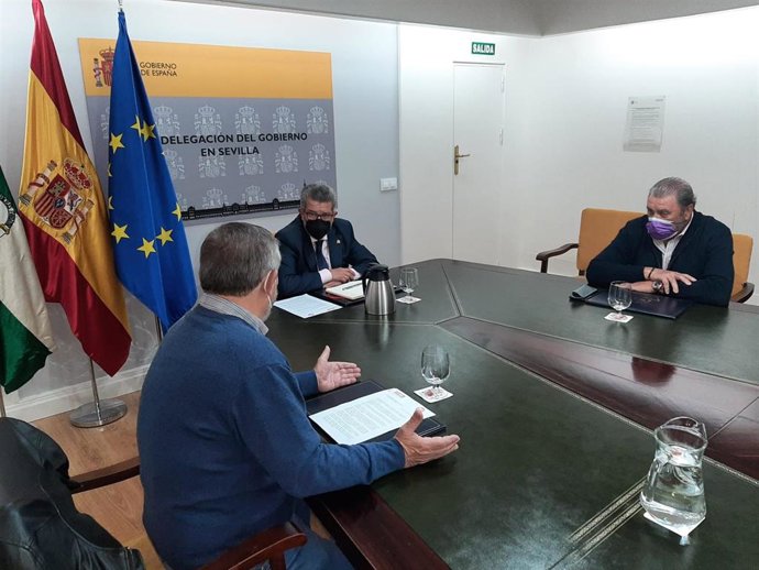 El subdelegado del Gobierno en Sevilla, Carlos Toscano, con los secretarios generales de CCOO y UGT en Sevilla, Alfonso Vidán y Juan Bautista Ginés.
