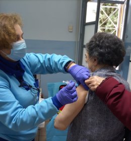 Una mujer recibe la vacuna de la covid-19.