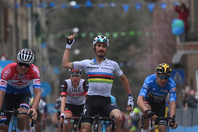 El ciclista francés Julian Alaphilippe (Deceuninck-Quick Step), ganador de la segunda etapa de la Tirreno-Adriático 2021, disputada entre Camaiore y Chiusdino sobre 202 kilómetros