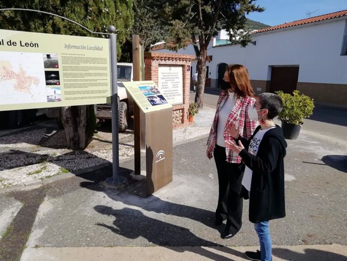 La delegada de Turismo en Huelva, María Ángeles Muriel conoce la señalización de la ruta por los puntos de interés patrimonial de Cañaveral de León.