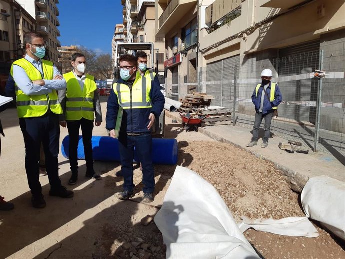 El alcalde de Palma, José Hila (izquierda), visita las obras en la calle General Ricardo Ortega.