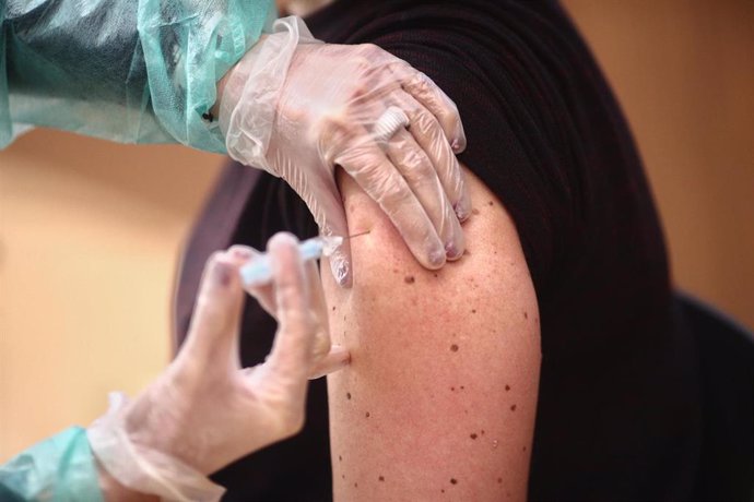 Una profesional farmacéutica recibe la vacuna contra la COVID-19, en la sede del Colegio Oficial de Farmacéuticos de Madrid (COFM), en Madrid (España), a 1 de marzo de 2021.