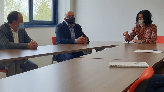 De izda a dcha, Benito Serrano, Miguel Latorre y Silvia Oliva en el CREDEF.