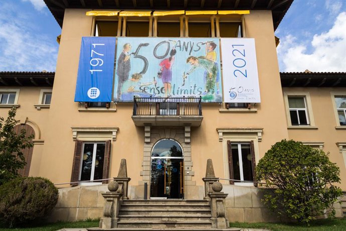 Archivo - Rectorado de la UPC con el dibujo de Perico Pastor conmemorativo del medio siglo de la universidad