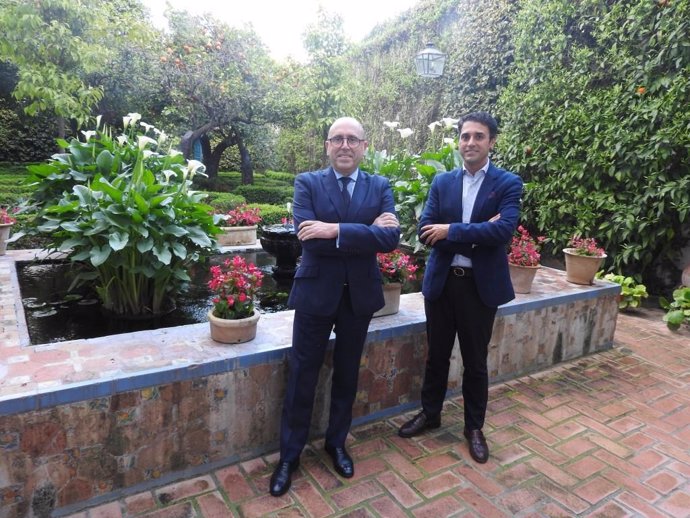 Joseba Barrena y Leopoldo Izquierrdo en uno de los patios del Palacio de Viana.
