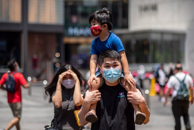 Un grupo de personas camina por una calle de Kuala Lumpur, Malasia