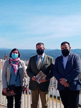 El delegado de Regeneración, Justicia y Administración Local en Huelva, Alfredo Martín, en su visita a Zufre (Huelva).