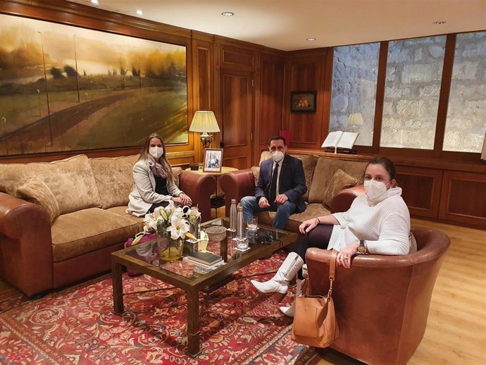 El presidente y la vicepresidenta primera del Parlamento de La Rioja, Jesús María García y Henar Moreno, respectivamente, han recibido a Raquel Martí, directora ejecutiva de la UNRWA