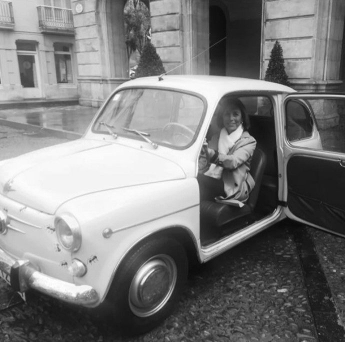 La concejala Ángeles Fernández-Ahúja, en un coche histórico