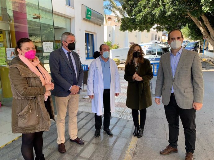 Los delegados de la Junta y el alcalde de Carboneras visitan las obras de ampliación del centro de salud