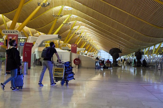Archivo - Interior de la terminal T4 del Aeropuerto Madrid-Barajas