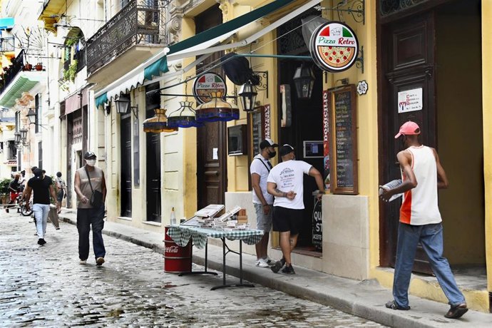 Personas con mascarilla en La Habana