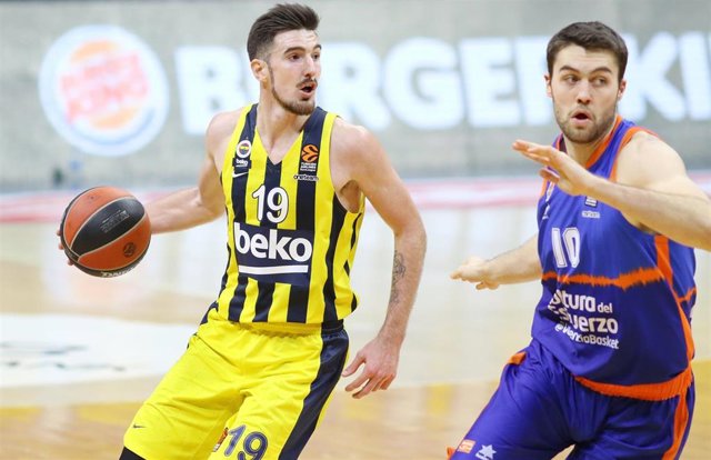Archivo - Nando De Colo (Fenerbahce) y Mike Tobey (Valencia Basket)