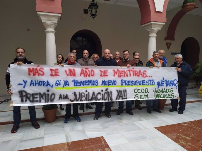 Concentración sindical en el Auyntamiento de Alcalá
