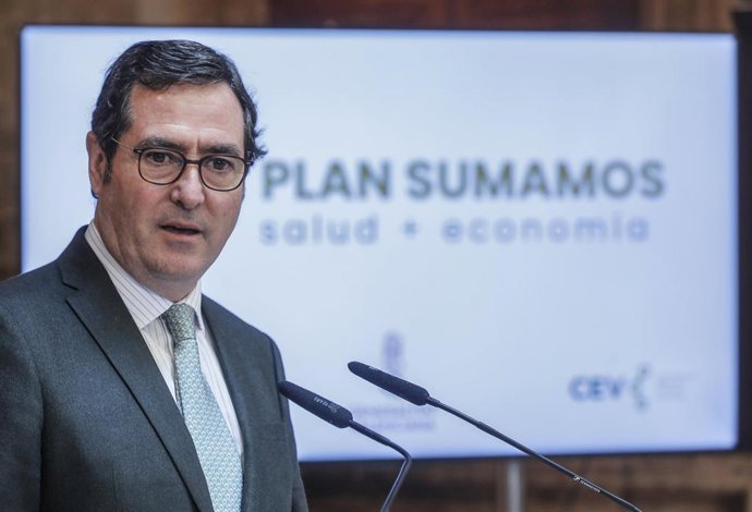 El presidente de la CEOE, Antonio Garamendi, interviene durante el acto de firma del acuerdo de colaboración entre la Generalitat, y las dos patronales, en Valencia, Comunidad Valenciana (España), a 10 de marzo de 2021. El acuerdo es sobre el desarrollo