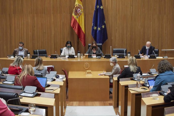 La ministra de Sanidad, Carolina Darias (i), y la presidenta de la Comisión de Sanidad, Rosa María Romero, comparecen en la Comisión de Sanidad y Consumo en la Sala Ernest Lluch del Congreso de los Diputados, en Madrid, (España), a 11 de marzo de 2021. 