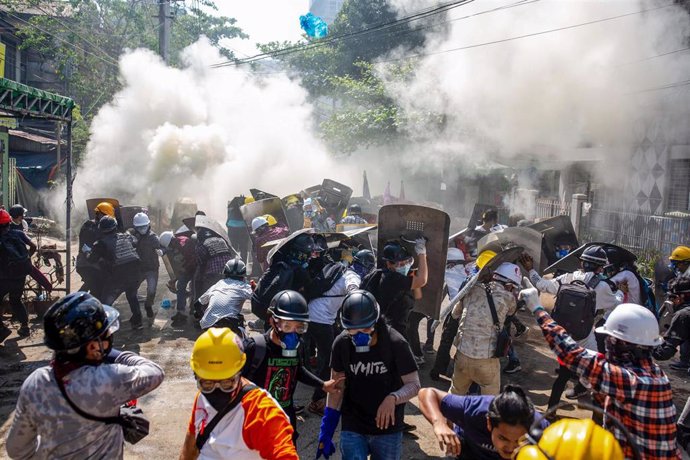 Choques entre manifestantes y policías en las calles de Rangún, la ciudad más poblada de Birmania.