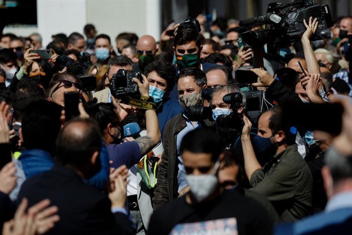 El presidente de VOX, Santiago Abascal (c- de azul), pasea por la plaza del Cardenal Belluga durante su visita por Murcia, (España), a 11 de marzo de 2021. El presidente nacional de Vox, Santiago Abascal, ha acusado este jueves a Ciudadanos de haber "tr