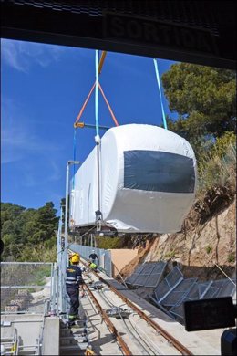 La instalación del primer vehículo del nuevo funicular 'Cuca de Llum' del Tibidabo de Barcelona