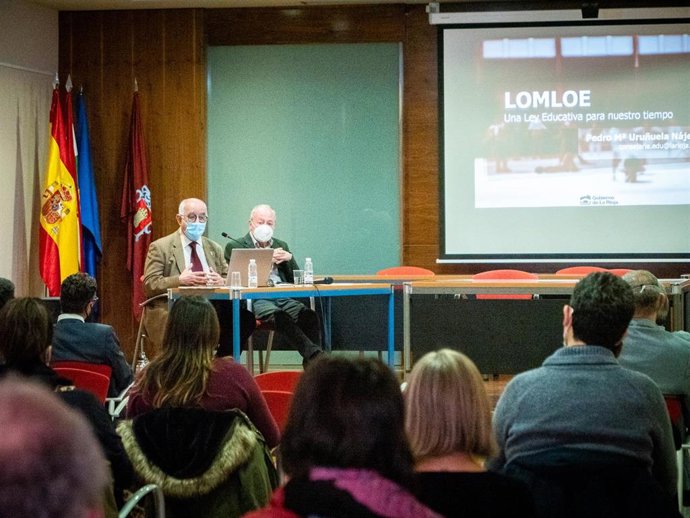 El consejero de Educación, Cultura, Deporte y Juventud, Pedro Uruñuela ha celebrado esta tarde en Alfaro el segundo de los encuentros de trabajo con la Comunidad Educativa, bajo el título 'LOMLOE, Una Ley educativa para nuestro tiempo'