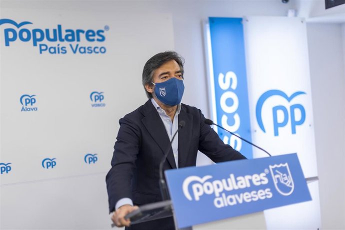 El presidente del PP alavés, Iñaki Oyarzabal, en una rueda de prensa en Vitoria