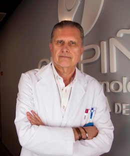 El jefe de servicio de Oftalmología del Hospital Quirónsalud Huelva, Rafael Gil Piña.