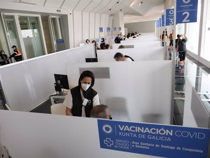 Varias personas reciben la primera dosis de la vacuna de AstraZeneca contra la COVID-19 en la Cidade da Cultura de Santiago de Compostela.