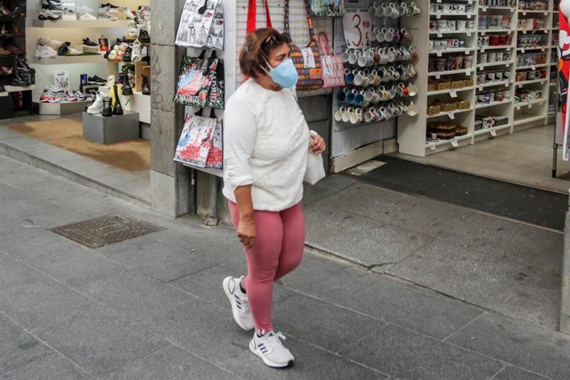 Archivo - Una mujer lleva mascarilla para protegerse del coronavirus en una calle de Madrid, a 11 de marzo de 2020.