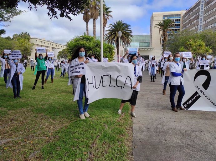 Archivo - Los médicos canarios en una protesta en el HUC contra el abuso de los contratos temporales