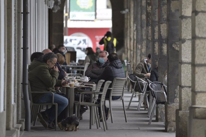 Varios comensales disfrutan en la terraza de un establecimiento durante el primer día de la reapertura del interior de los bares y restaurantes en A Coruña, Galicia (España), a 8 de marzo de 2021.