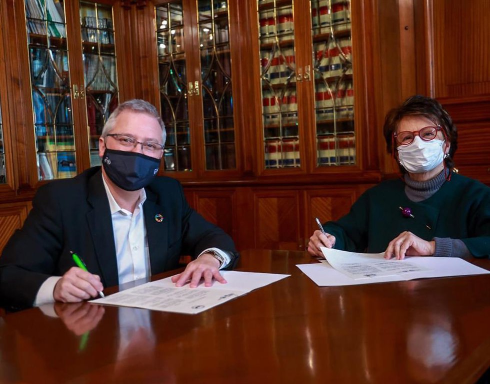El diputado de Medio Ambiente José Ignacio Asensio y la presidenta del Banco de Alimentos de Gipuzkoa, Belén Méndez de Vigo