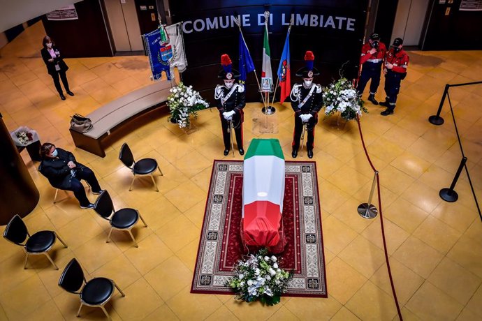 26 February 2021, Italy, Limbiate: Carabinieri officers stand next to the coffin of Italian ambassador to the Democratic Republic of Congo Luca Attanasio, during an honouring ceremony held at the Comune Di Limbiate City Hall one day after Attanasio's st