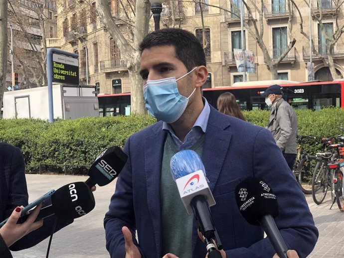 El diputado de Cs en el Parlament Nacho Martín Blanco en unas declaraciones a los periodistas en la plaza Urquinaona de Barcelona el jueves 11 de marzo de 2021.