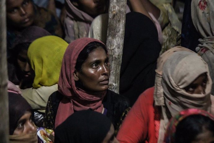Archivo - Imagen de archivo de un grupo de refugiadads rohingya sentadas en una tienda tras naufragar en India la embarcación en la que huían de su país.