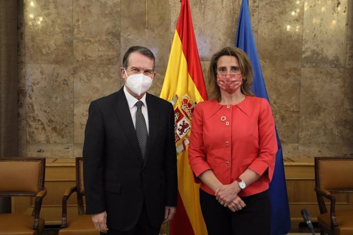 La ministra para la Transición Ecológica y el Reto Demográfico, Teresa Ribera, y el presidente de la FEMP, Abel Caballero
