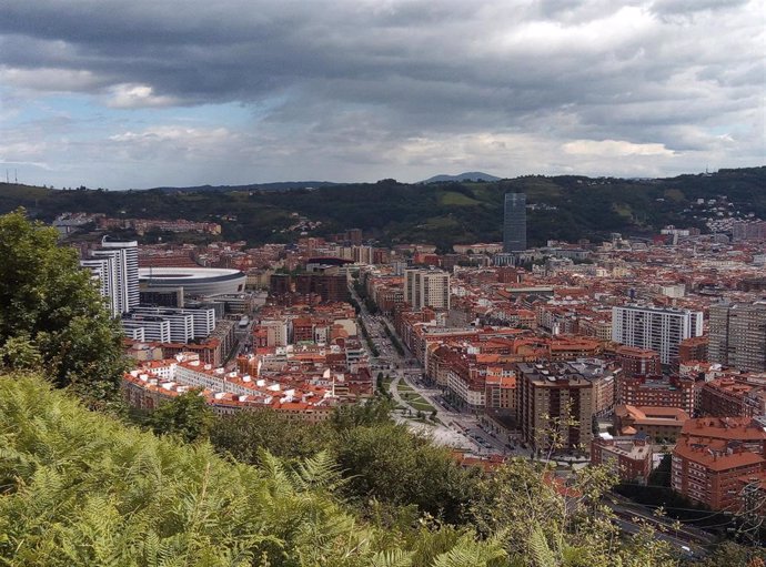 Archivo - Bilbao en jornada nubosa