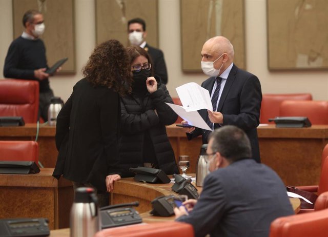 Archivo - El secretario general del Grupo Socialista en el Congreso, Rafael Simancas, y la portavoz del PSOE en el Congreso, Adriana Lastra (c), charlan durante la Junta de Portavoces en la Cámara Baja, en Madrid (España), a 30 de noviembre de 2020. La re