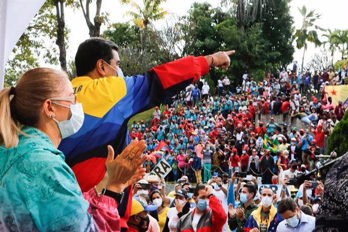 HANDOUT - 12 February 2021, Venezuela, Caracas: Nicolas Maduro (C) president of Venezuela takes part in an event to mark the Youth Day at the Miraflores presidential palace. Photo: Jhonander Gamarra/Prensa Miraflores/dpa - ACHTUNG: Nur zur redaktionelle