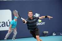 Bautista gana la batalla con Thiem y Federer cae en Doha