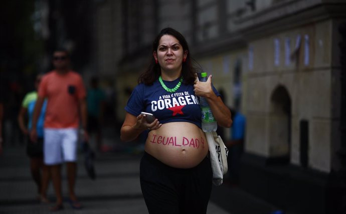 Una mujer embarazada con la palabra 'igualdad' pintada en su vientre en Buenos Aires durante el Día Internacional de la Mujer.