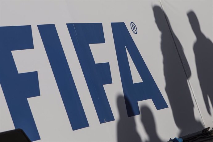 Archivo - FILED - 06 January 2020, Egypt, Giza: The shadows of spectators can be seen on a FIFA banner. FIFA has ended its proceedings against World Cup 2006 organizer Franz Beckenbauer and two other former officials because of a statute of limitations,
