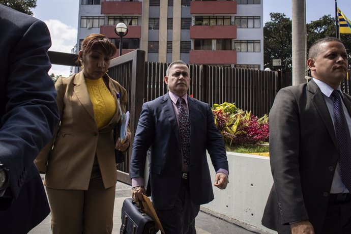 Archivo - 29 January 2019, Venezuela, Caracas: Tarek William Saab (C), Prosecutor General of Venezuela, arrives in front of the Supreme Court to file a request to prohibit self-appointed president Juan Guaido from leaving the country and to freeze his b